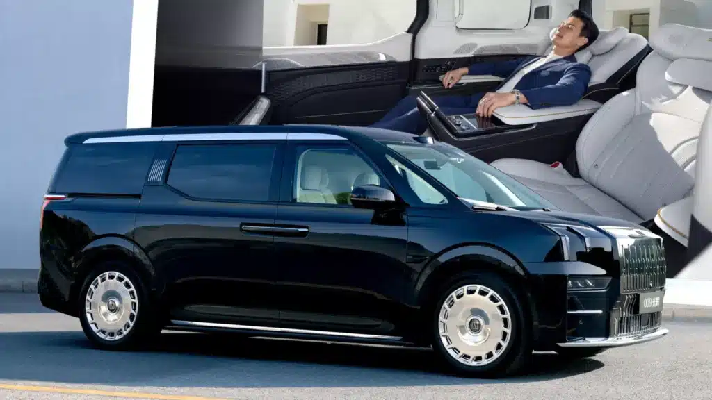 Электромобиль Zeekr 009 Grand, 500 000-й выпущенный авто бренда Zeekr, на производственной линии в Китае