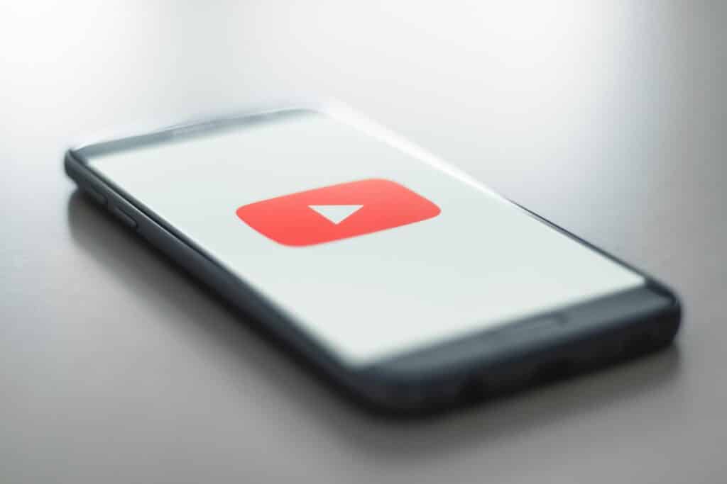 Телефон с приложением YouTube