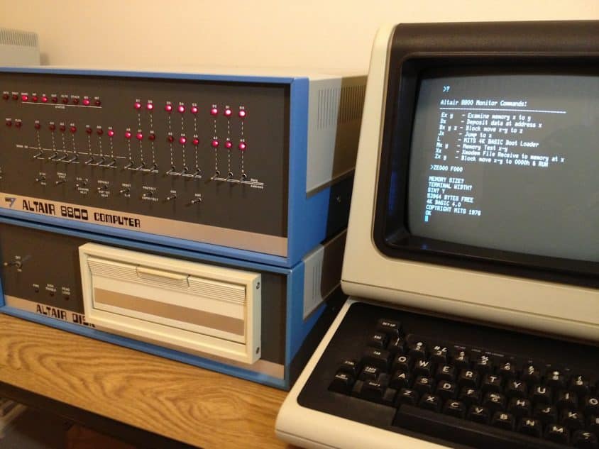 Первый компактный компьютер Altair 8800