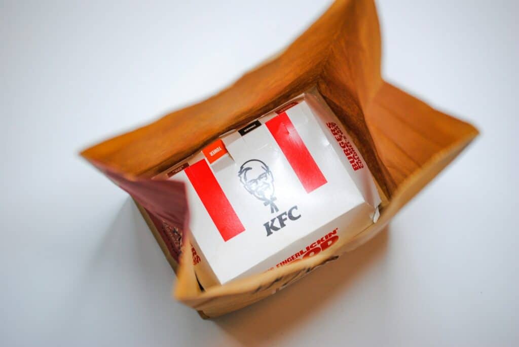 Бургер KFC в пакете