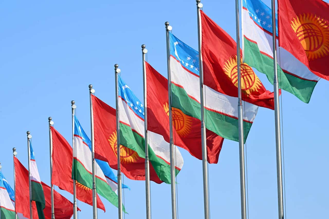 Флаги Узбекистана и Кыргызстана на флагштоках в Бишкеке