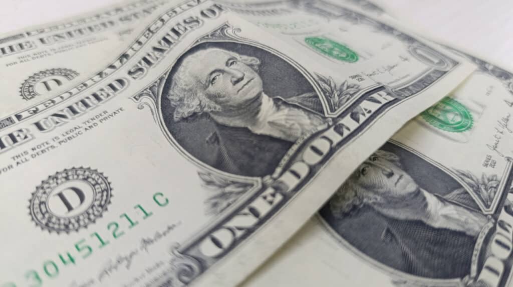 Hafta dvomida dollar kursi
