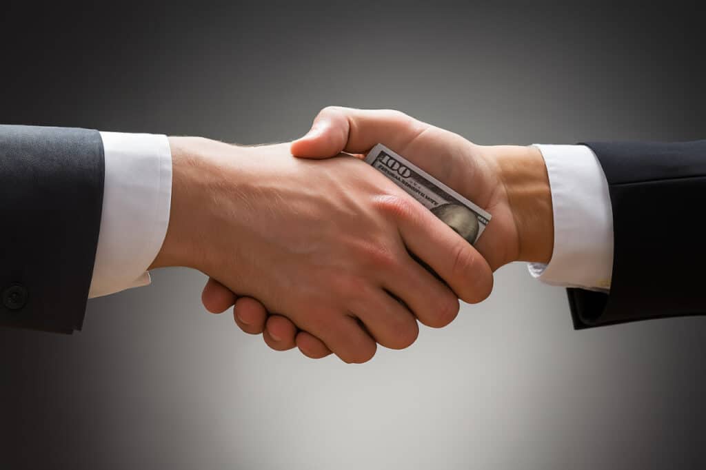 Jizzaxda hokim, Sirdaryoda prokuror o‘rinbosari qo‘lga olindi