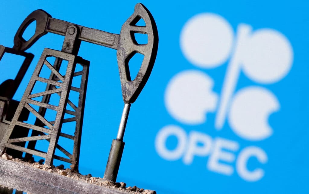 Установка для добычи нефти на фоне логотипа ОПЕК