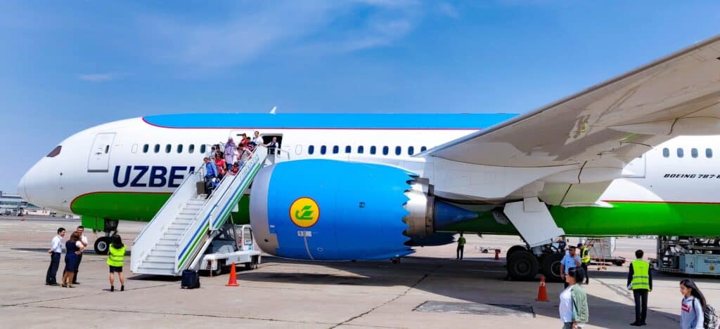 Самолет Uzbekistan Airways
