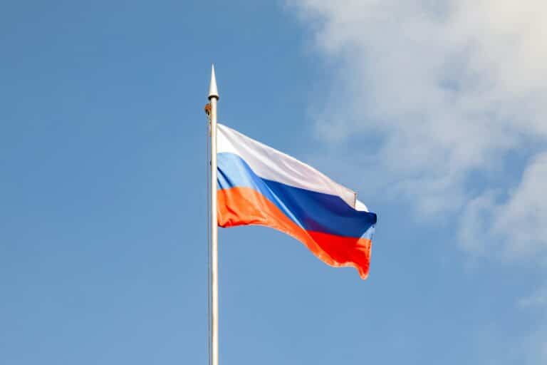 РФ начнет проверку переводов от 2,4 млн рублей в год