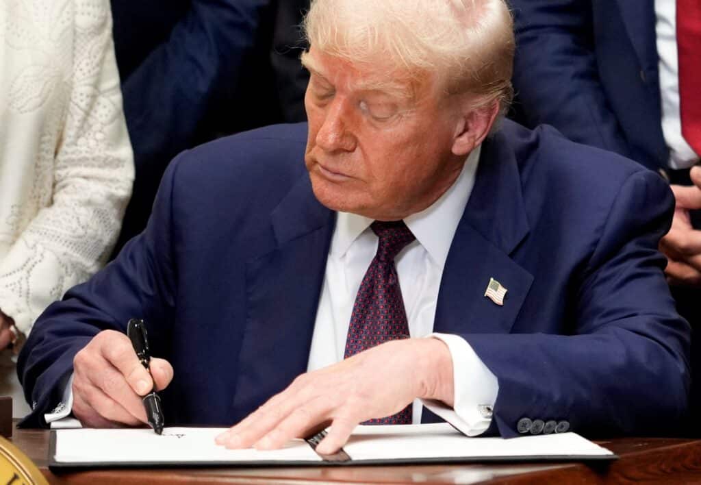 Президент США Дональд Трамп подписывает указ о пошлинах