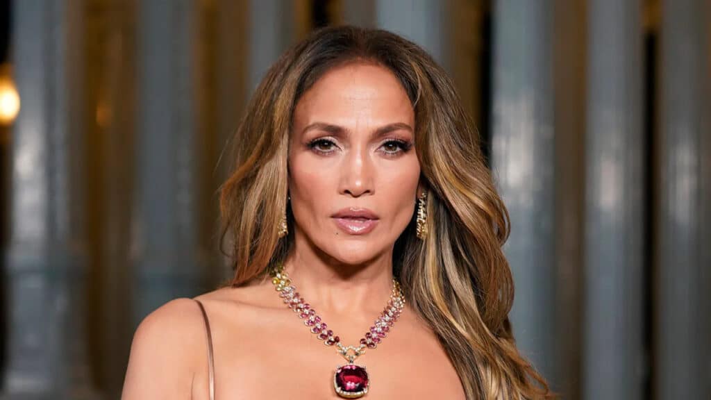 Jey Loga O‘zbekistonda uning portreti tushirilgan lagan sovg‘a qilindi — video / Foto: The Hollywood Reporter