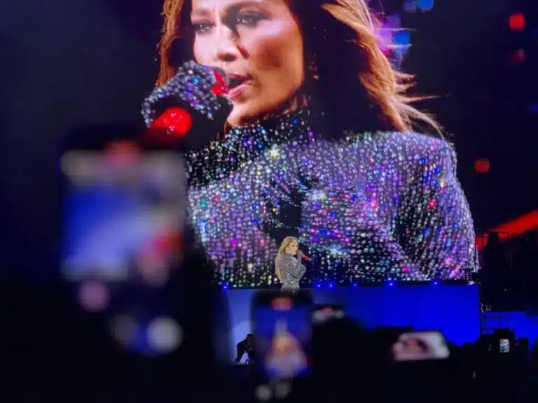 Jennifer Lopez va chigirtka: Olmaotadagi konsertda kutilmagan voqea bo‘ldi – video