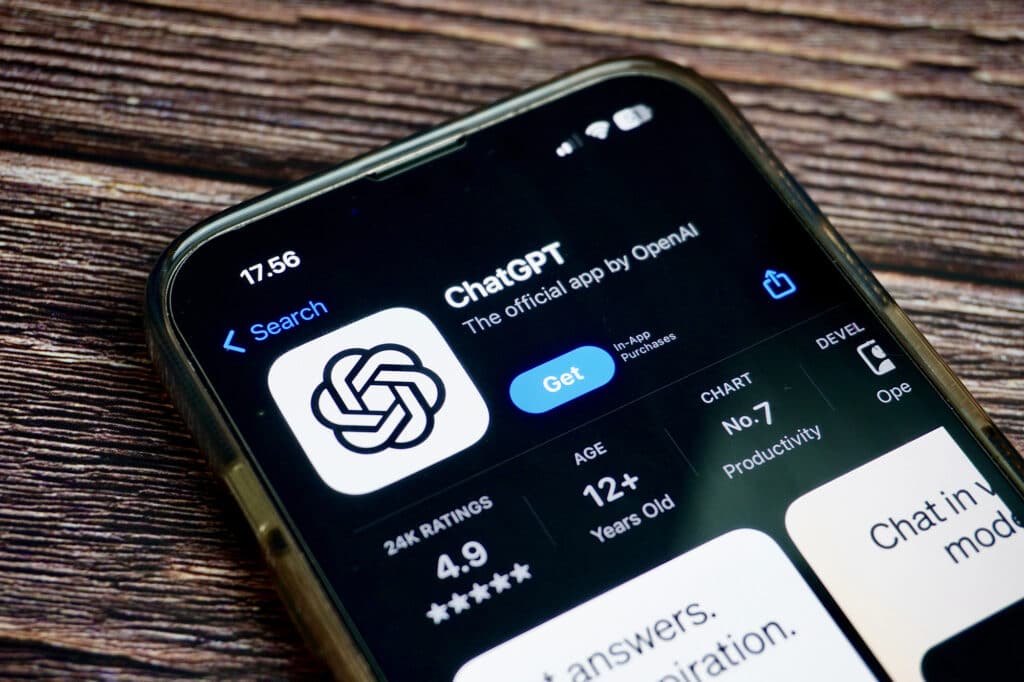 Смартфон с приложением ChatGPT — chat gpt как пользоваться для работы и учёбы.