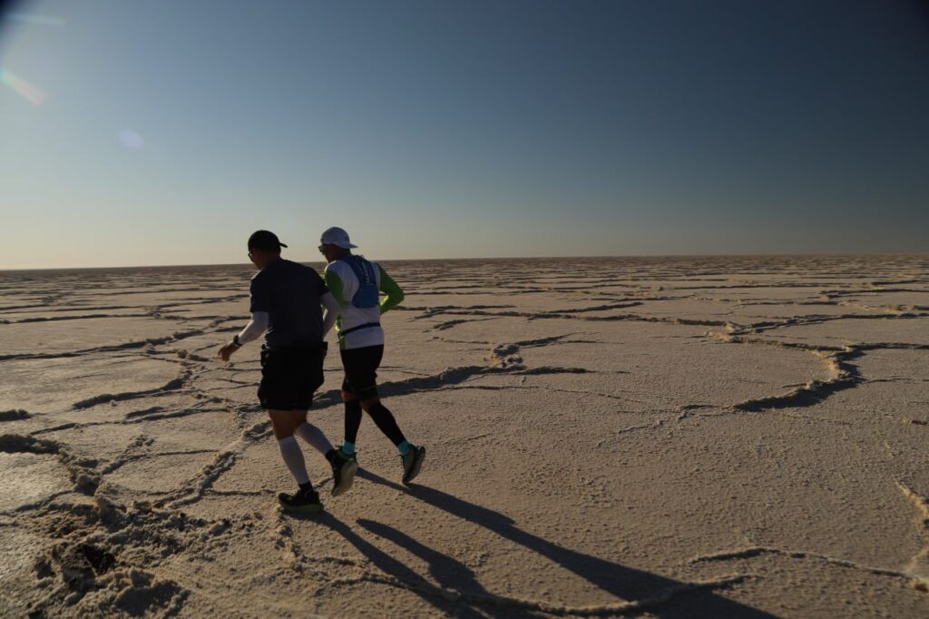 Бегуны на солончаке во время Barsa Kelmes Marathon в Борсакелмасе, международный марафон в поддержку экологии Приаралья.