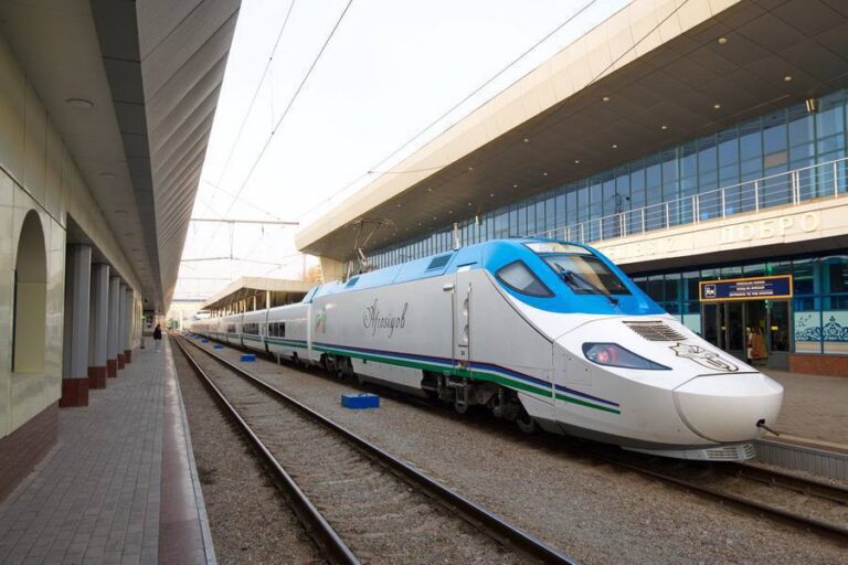 Дополнительные рейсы «Афросиаб» запустят в Бухару и Самарканд на Навруз 