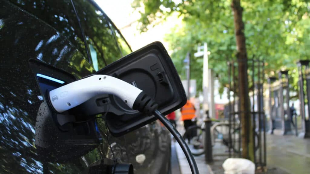 Yangi texnologiya elektromobillarni besh baravar tezroq zaryadlashga yordam beradi. Foto: shutterstock