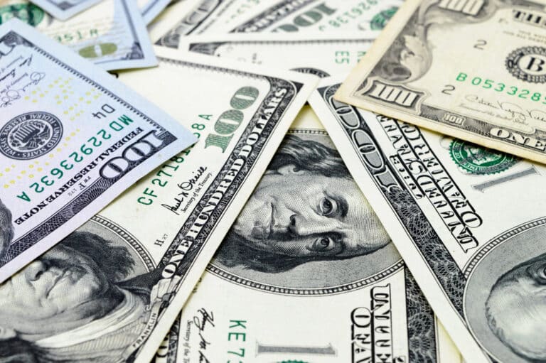 Hafta davomida dollar qanchaga pasaydi