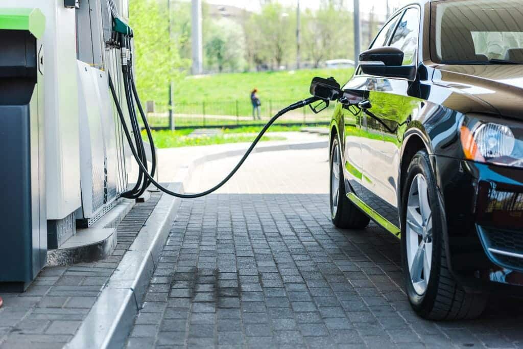 Это изображение имеет пустой атрибут alt; его имя файла - stock-photo-black-modern-car-refueling-benzine.jpeg