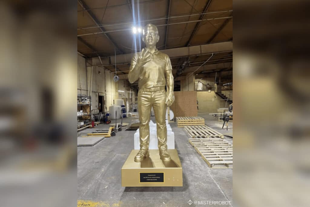 Статуя основателя Binance