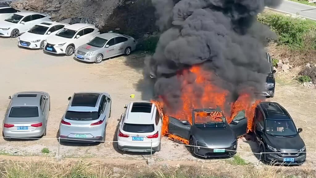 Xitoyda Avatr 06 avtomobili yonib ketdi / Foto: CarNewsChina