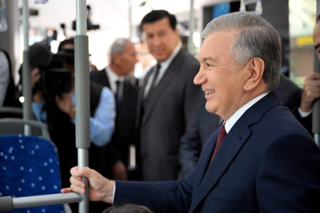 Prezident avtobusda yurib, Shota Rustavelidagi ishlar bilan tanishdi
