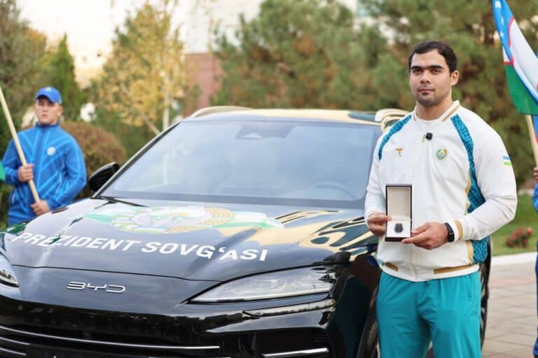 Akbar Jo‘rayev prezident sovg‘asi bilan taqdirlandi