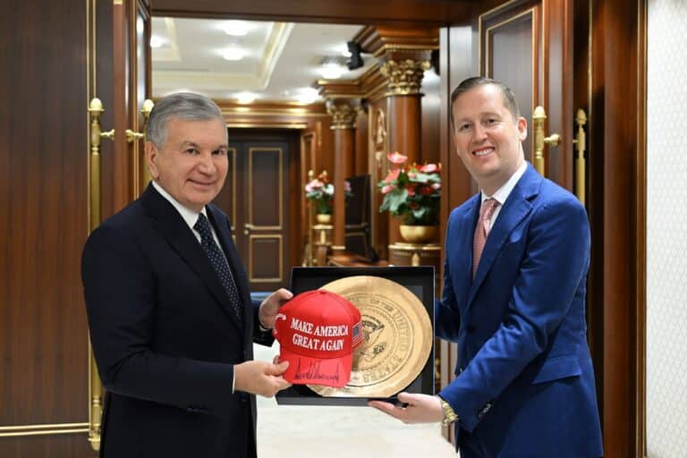 Tramp Mirziyoyevga maxsus kepka sovg‘a qildi