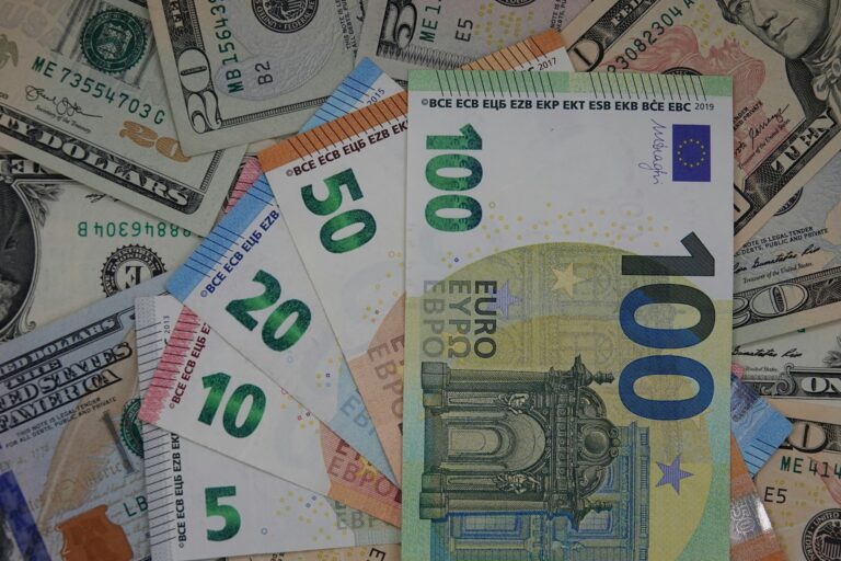 Как изменился обменный курс доллара и рубля в Узбекистане на 4 ноября