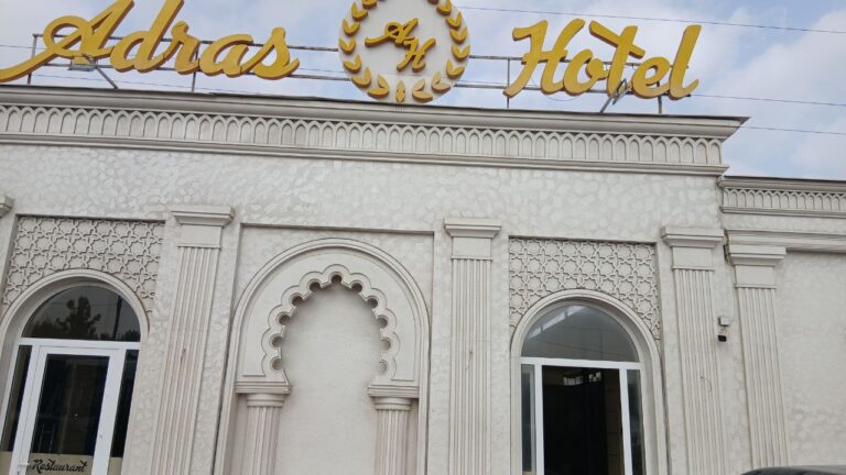 Незаконно построенную гостиницу в Ташкенте сравняли с землей — видео