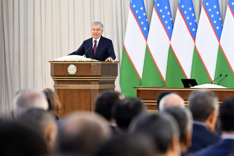 Мирзиёев вручил ордена и медали врачам Узбекистана