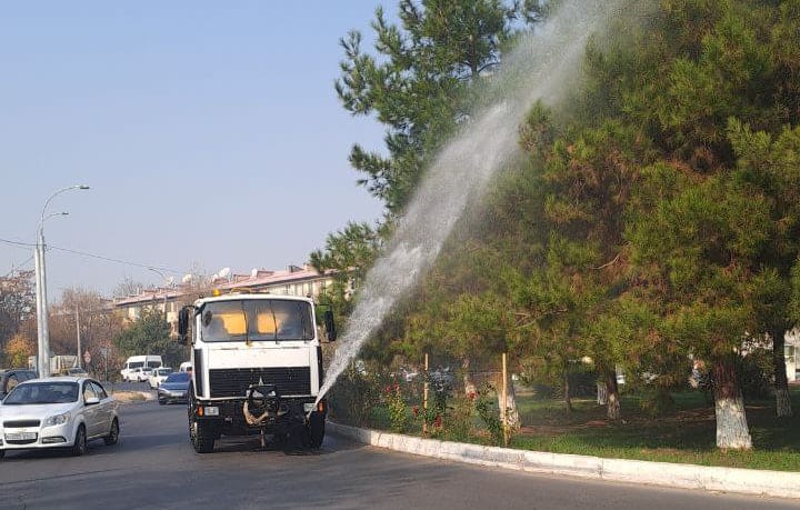 Poytaxtda havo sifatini yaxshilash uchun yo‘llarga suv sepilmoqda