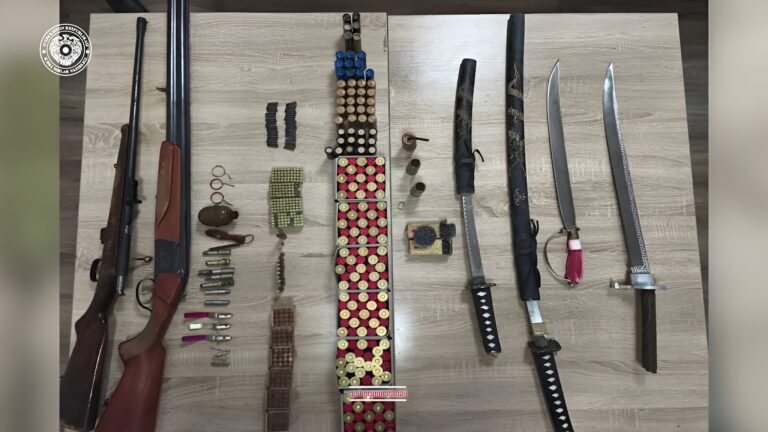 Ташкентец нашел в подвале отцовские катаны и ружья