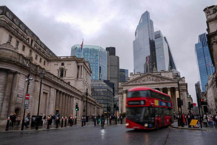 People walk near the Bank of England building in London, Britain, December 1, 2025. REUTERS/Maja Smiejkowska
© Thomson Reuters