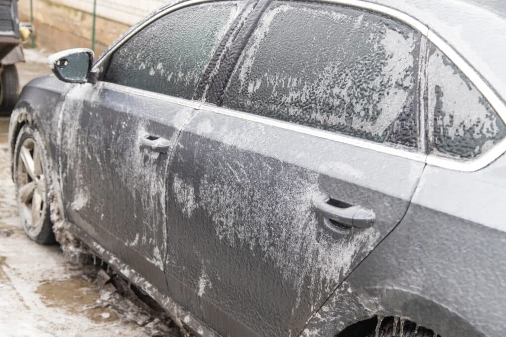 Salon va eshik rezinalarini muzdan saqlash