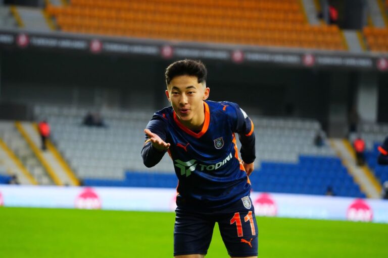 Шомуродов и Файзуллаев в старте: Истанбул Башакшехир объявил состав на матч с Фатих Карагюмрюк