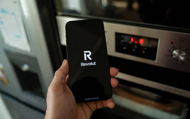 Revolut Fransiyada O‘zbekiston kartalaridan pul o‘tkazmalarini chekladi