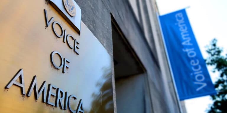 Tramp «Amerika ovozi»ning xorijdagi ofislari va radiostansiyalarini yopmoqda