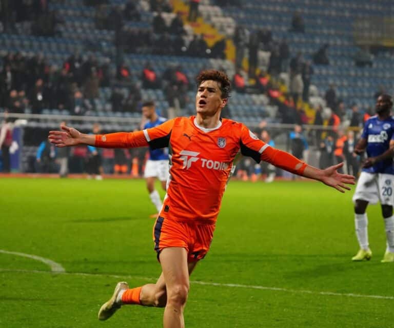 Истанбул Башакшехир — Ризеспор: Шомуродов и Файзуллаев с первых минут