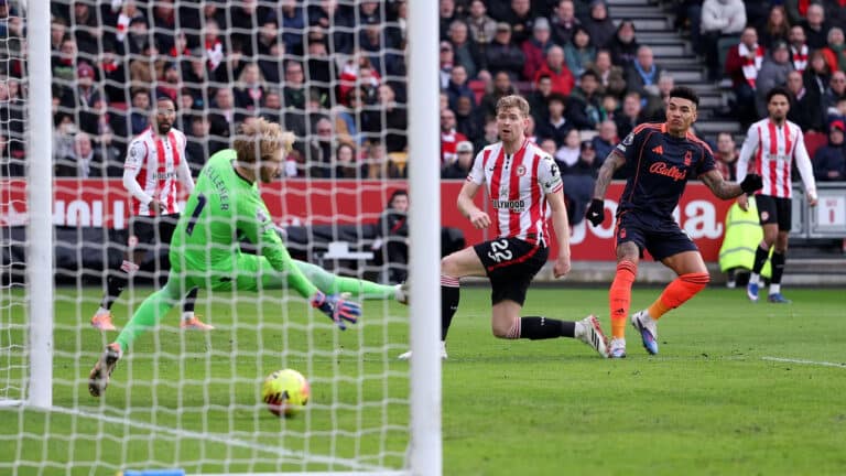 Холодный расчет под тучами: Ноттингем Форест наказал Брентфорд