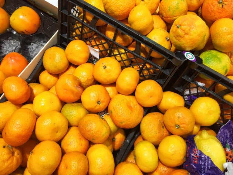 В Узбекистане временно запретили импорт мандаринов и ананасов из Китая