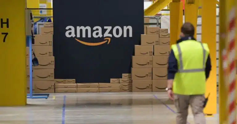 Amazon начнет доставлять дронами почти до 500 населенных пунктов США