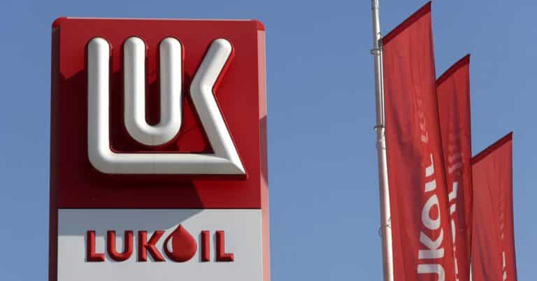 Зарубежные активы «Лукойла» могут уйти к американской Carlyle