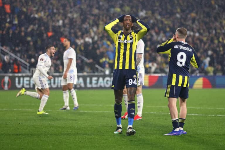 Астон Вилла в Стамбуле побеждает Фенербахче и выходит в плей-офф Лиги Европы