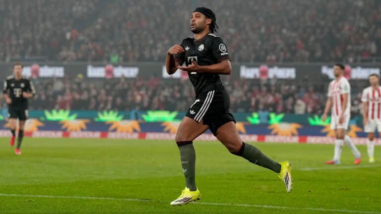 Дым, камбэк и контроль — Бавария пережала Кёльн и забрала победу