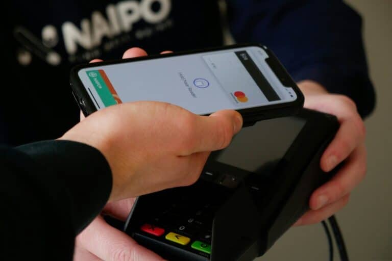 Узбекистан стал на шаг ближе к запуску Apple Pay — принят законопроект