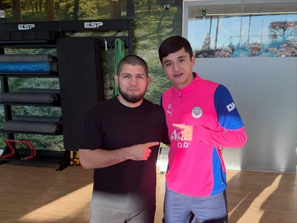 Xabib Abduqodir Husanovdan dastxat oldi — video/ Foto: Instagram