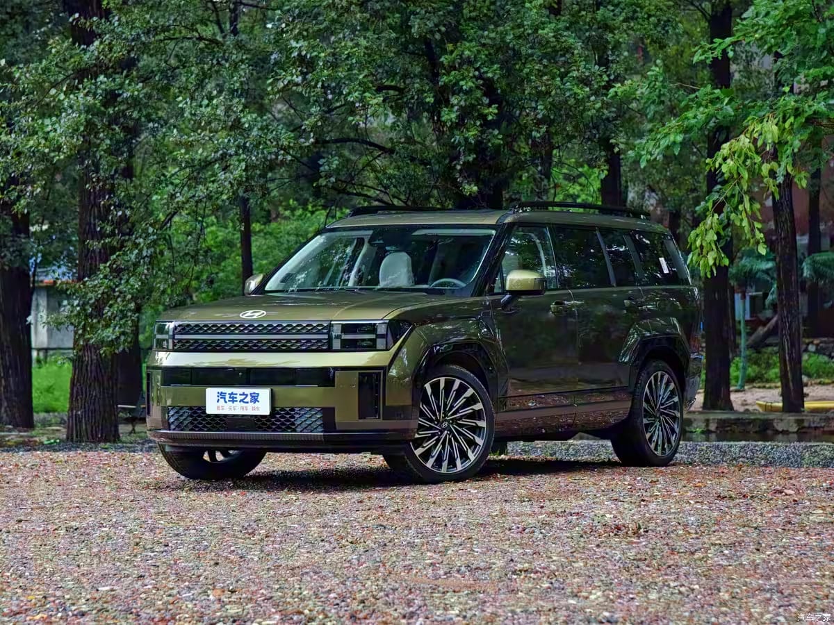 Hyundai Santa Fe 2026 taqdim etildi — narx