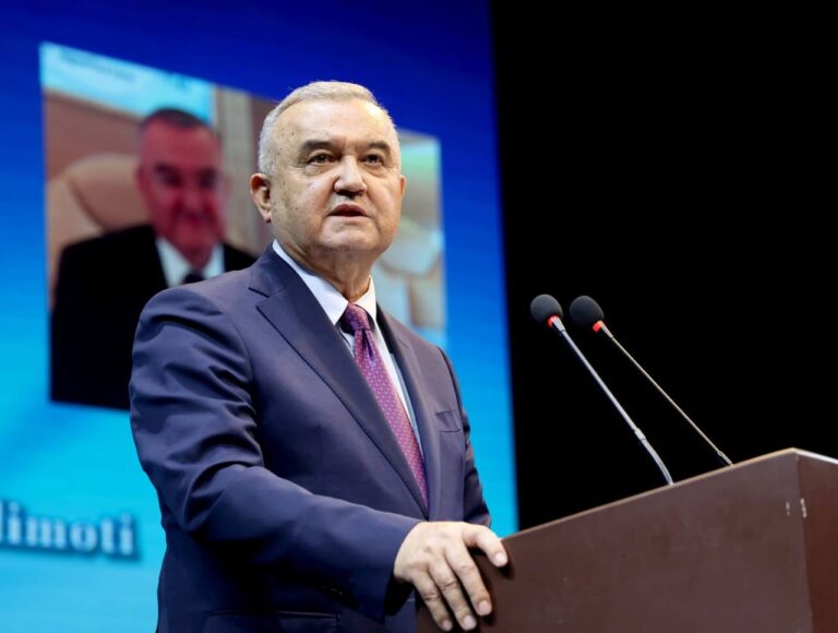 Спичрайтер президента Узбекистана стал народным писателем