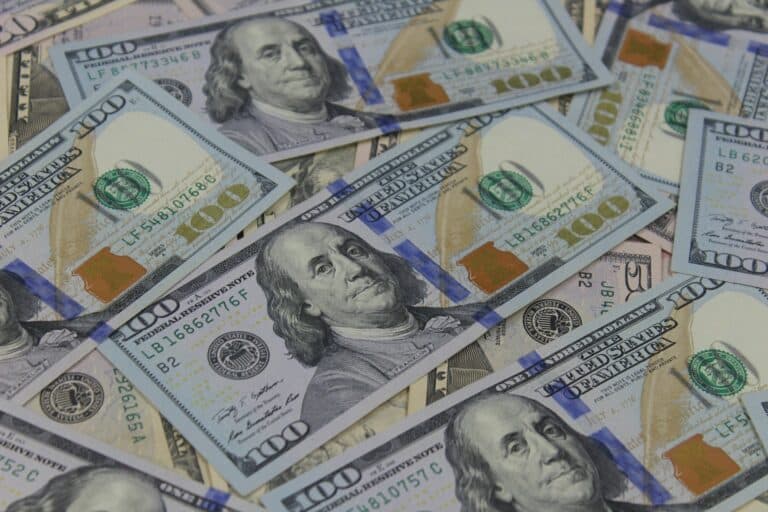 Доллар на 4 февраля вырос на 16 сумов