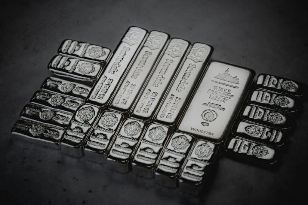 Цена на серебро впервые превысила $120 за тройскую унцию