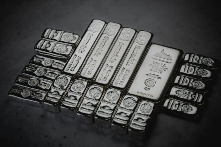 Цена серебра впервые превысила $120 за  унцию