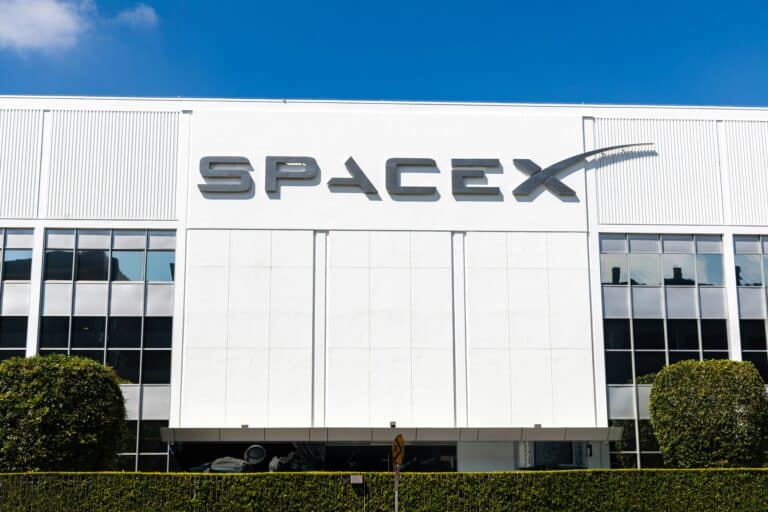 Bloomberg: Илон Маск обсуждает слияние SpaceX с Tesla или xAI