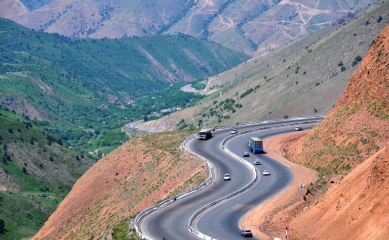 Узбекистан запретил проезд старых грузовиков через Камчик